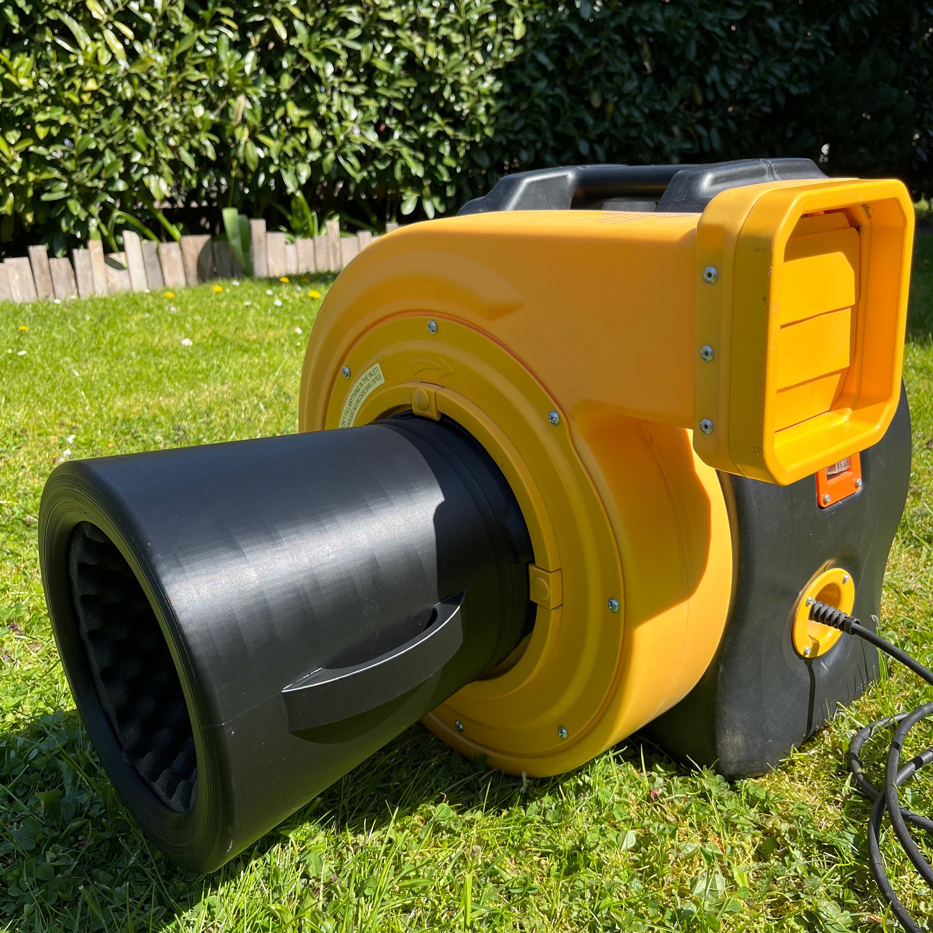 AERONO Silent Schalldämpfer montiert an der seitlichen Adapteraufnahme eines Huawei Hüpfburg-Gebläses