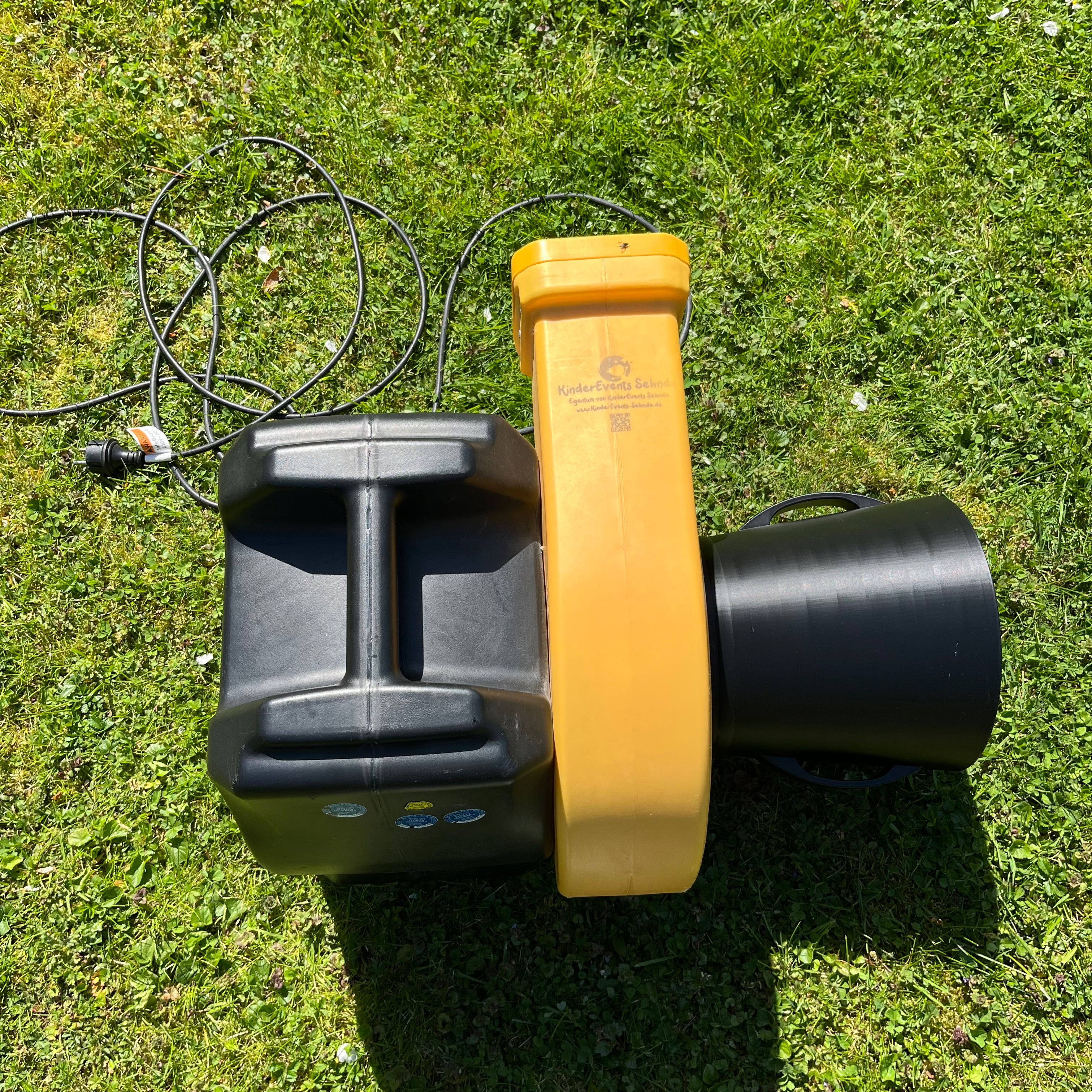 AERONO Silent Gebläseschalldämpfer montiert an einem Huawei Profi-Hüpfburg-Gebläse