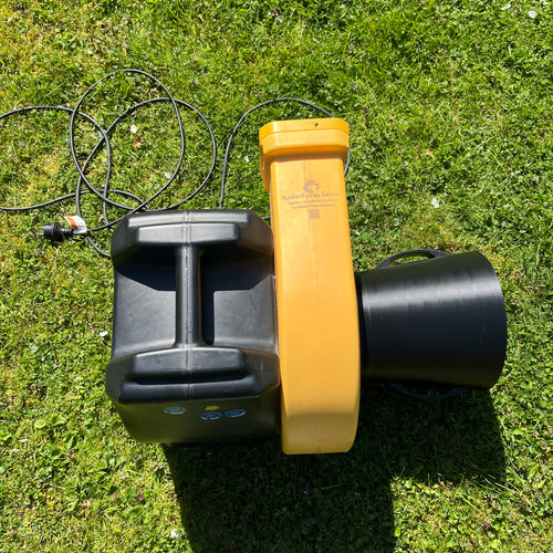 AERONO Silent Gebläseschalldämpfer montiert an einem Huawei Profi-Hüpfburg-Gebläse